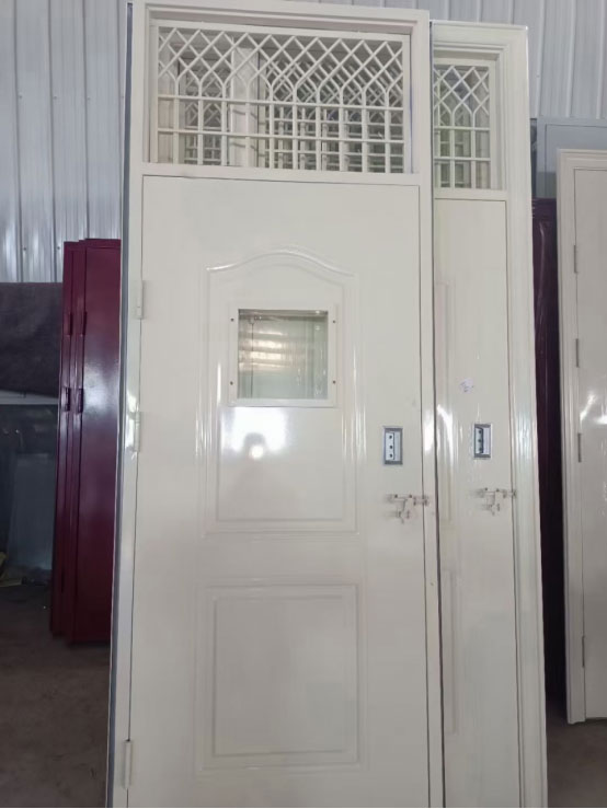 玛沁学校教室门