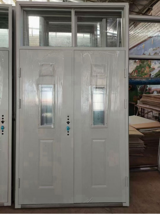 玛沁学校教室门