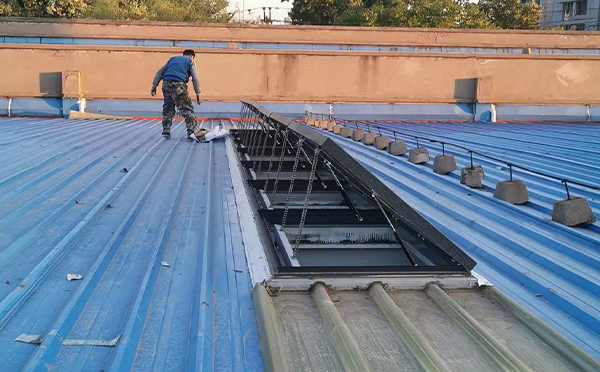 某区域性物流仓储中心玛沁排烟窗系统安装项目